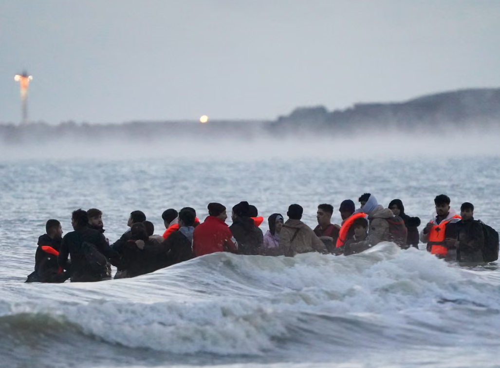 Береговая охрана Франции патрулирует Ла-Манш на фоне споров о планах перехвата лодок с мигрантами.