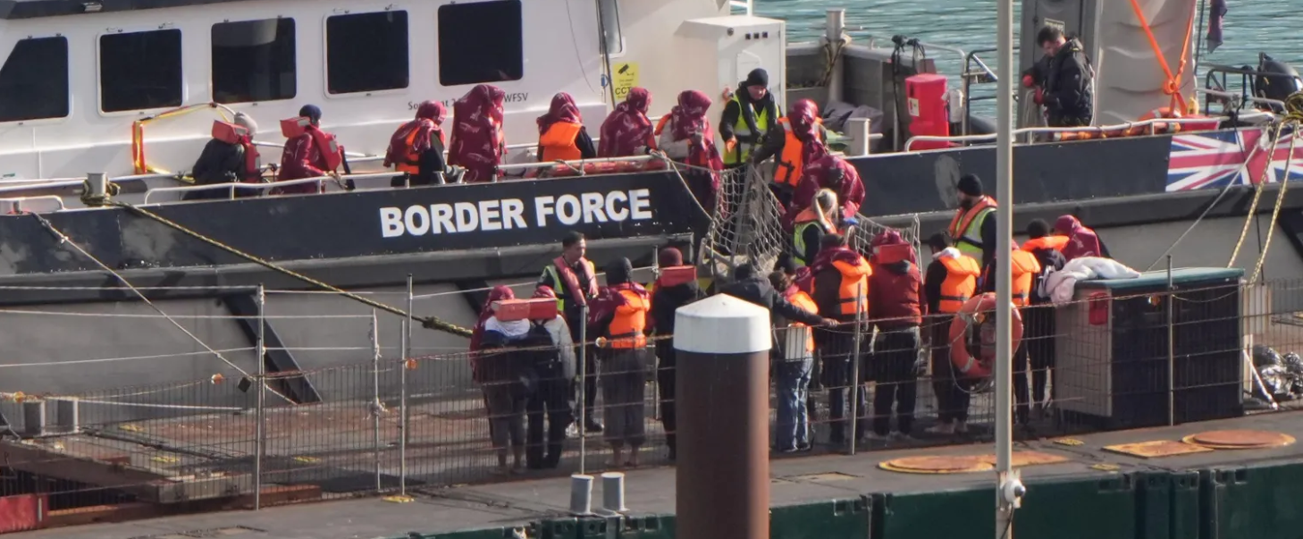 Мигранты на лодках во время иммиграционных реформ Великобритании