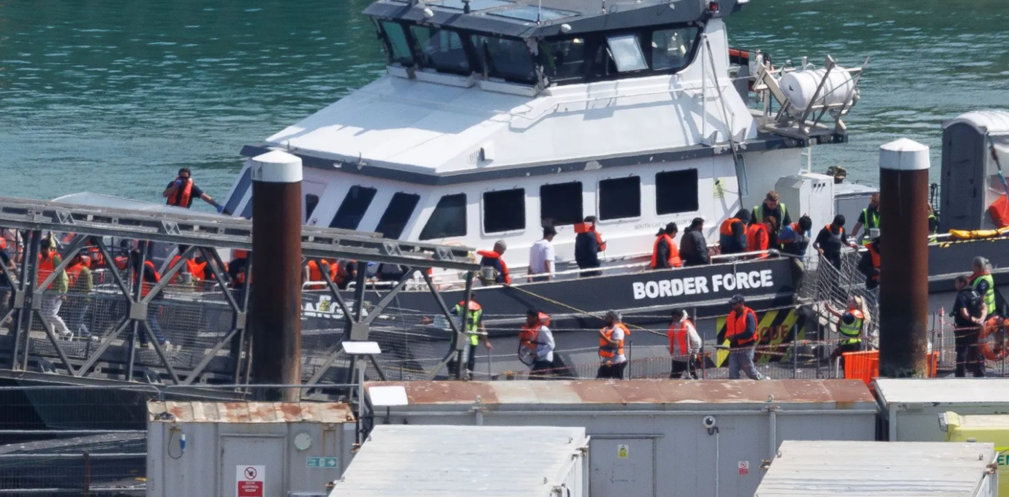 Инфографика, показывающая ускоренные депортации в Великобритании и влияние реформ на беженцев и сроки поселения