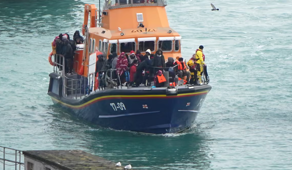 Более 800 человек пересекли Ла-Манш на малых лодках, установив декабрьский рекорд