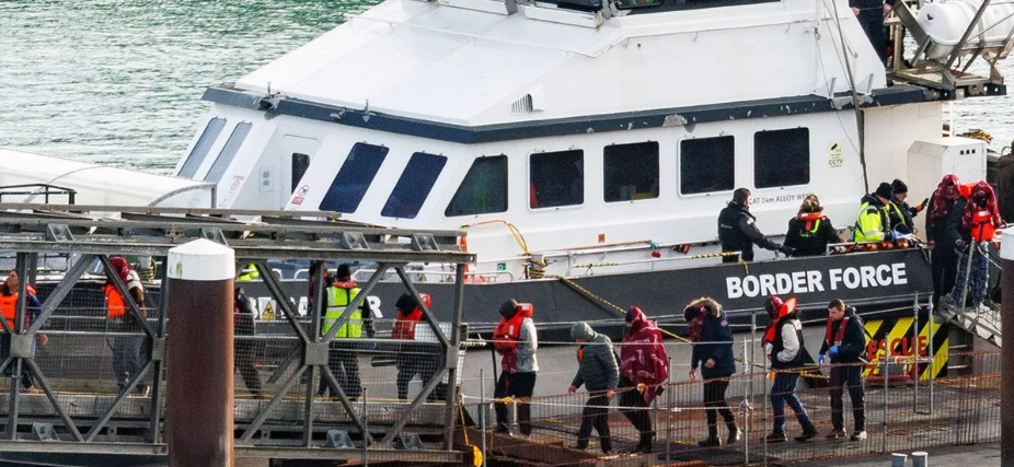 Планы Великобритании по изъятию телефонов у соискателей убежища вызывают критику