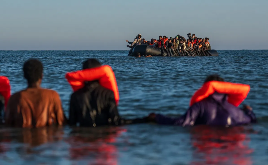 Количество заявлений на убежище в Великобритании слегка снизилось в 2025 году, в то время как число прибывших на малых судах увеличилось