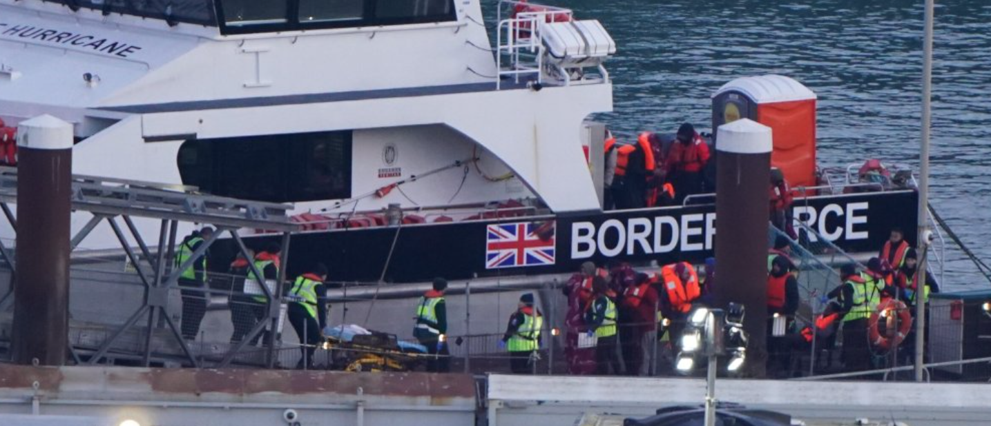 Великобритания выплатит компенсации мигрантам после решения суда о незаконности изъятия телефонов