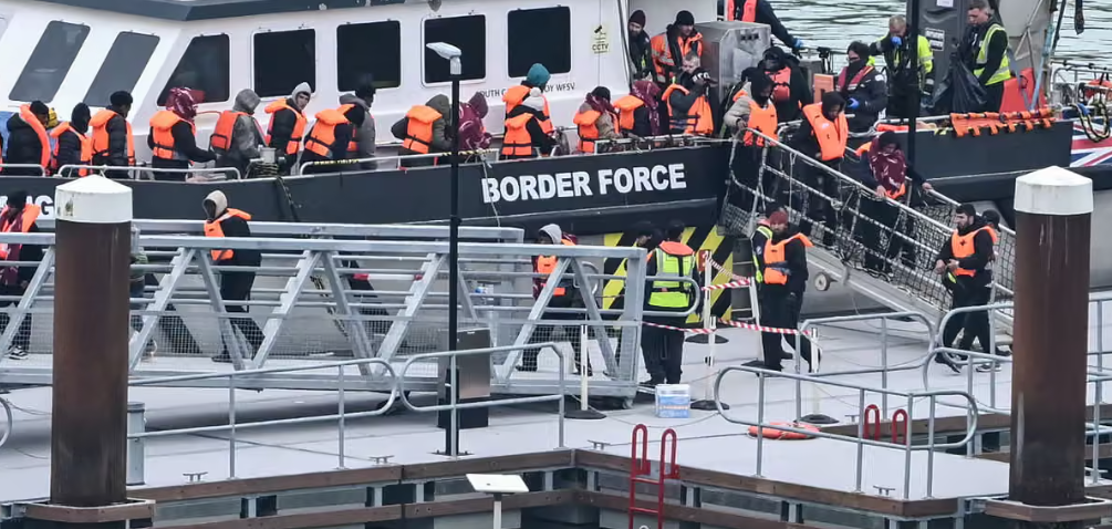 Великобритания задержала 76 детей со «спорным возрастом» в рамках схемы «один взамен одного»